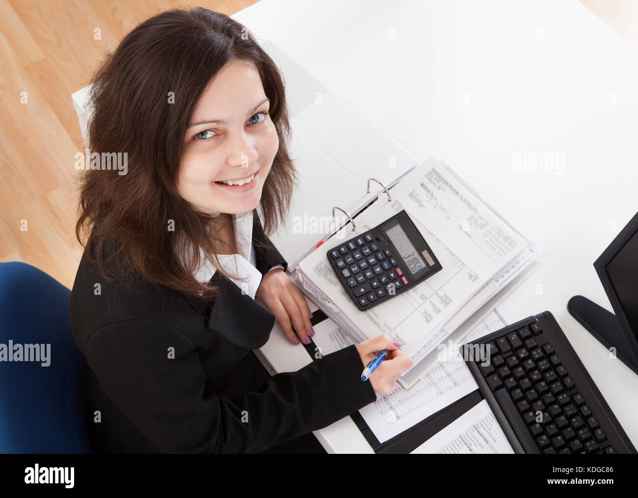 бухгалтер экономист. женщина бухгалтер. помощник бухгалтера. работа помощником бухгалтера. помощник экономиста без опыта.