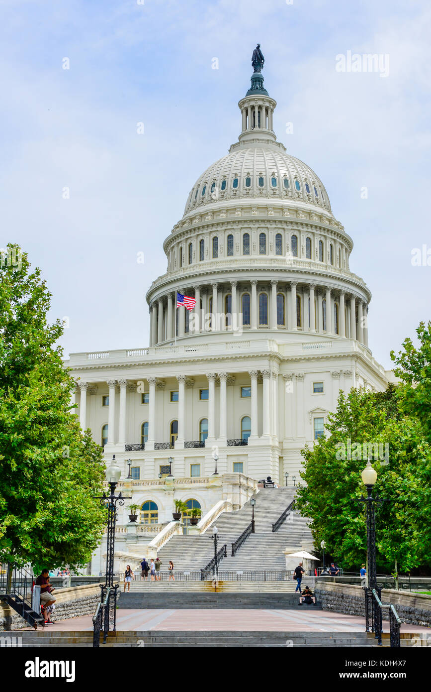 People in front of the Neoclassically styled US Capitol Building, in Washington, DC, USA Stock Photo