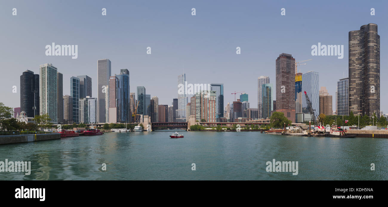 Chicago skyline over the river Stock Photo - Alamy