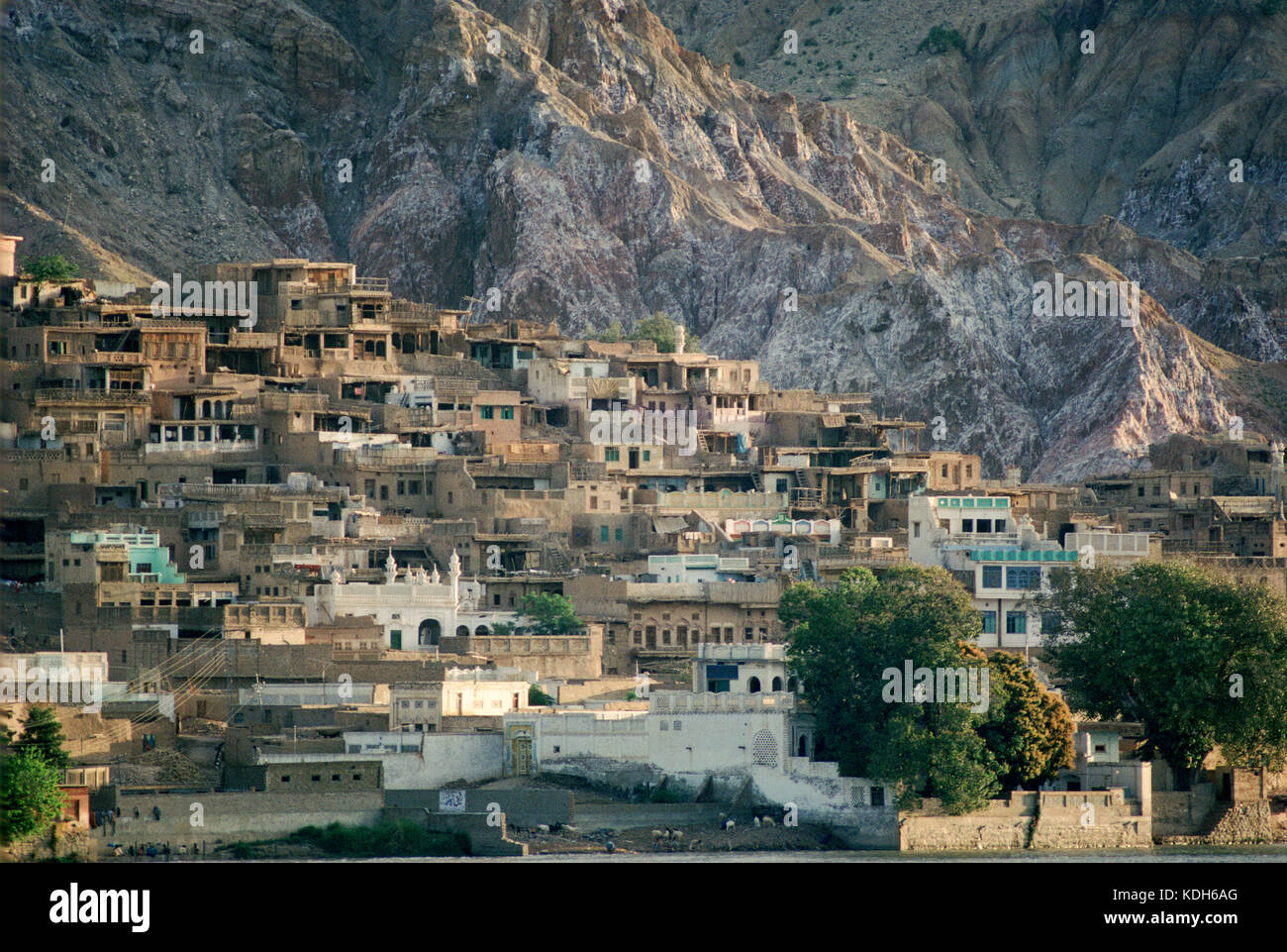 Village buildings nestle into the steep walls of the Indus river valley near Kalabagh, Punjab, Pakistan. Stock Photo