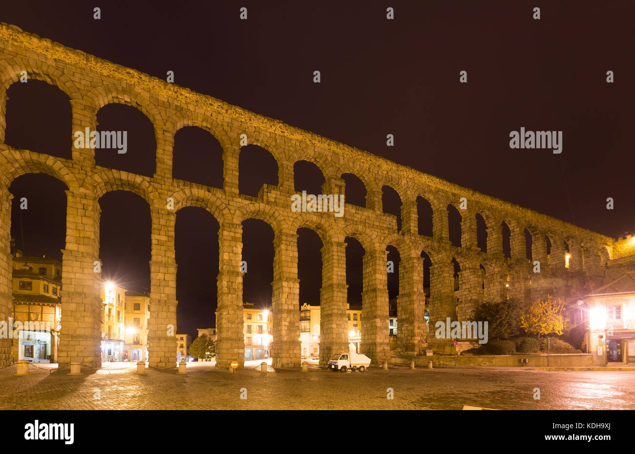 Ancient roman aqueduct in night segovia hi-res stock photography and ...