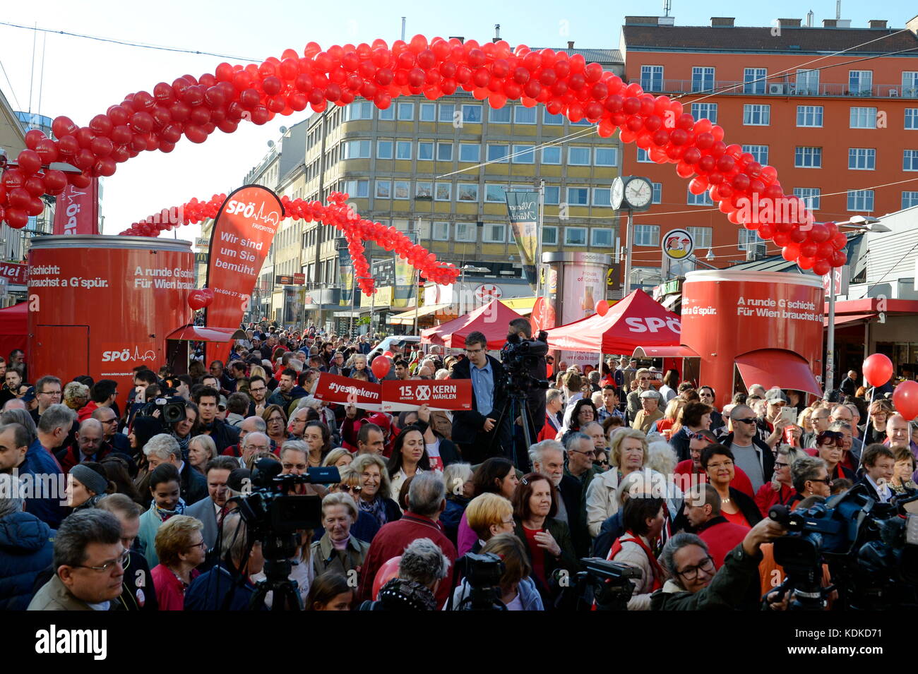 Vienna, Austria. 14 October 2017. Final rally of the SPÖ (Social Democratic Party of Austria) at the Viktor Adler market. Picture shows supporters of the SPÖ'.  .Credit: Franz Perc / Alamy Live News Stock Photo