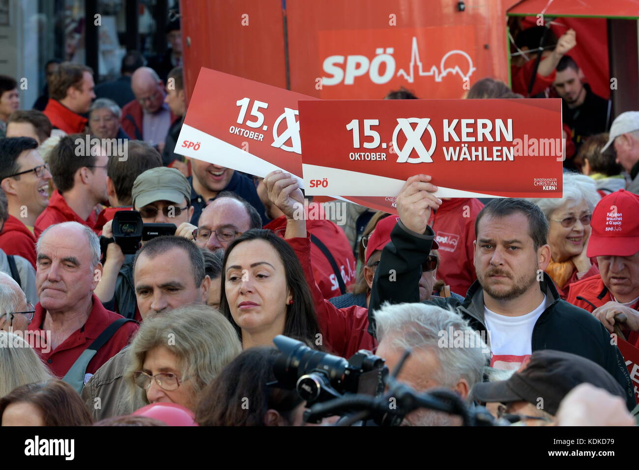 Vienna, Austria. 14 October 2017. Final rally of the SPÖ (Social Democratic Party of Austria) at the Viktor Adler market. Picture shows supporters of the SPÖ'.  .Credit: Franz Perc / Alamy Live News Stock Photo