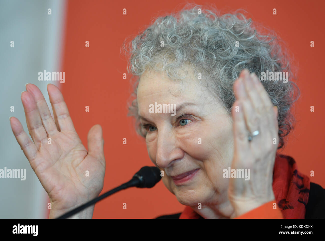 Frankfurt, Germany. 14th Oct, 2017. Canadian author Margaret Atwood speaks during a press conference at the Frankfurt Book Fair in Frankfurt, Germany, 14 October 2017. Atwood will be awarded the 'Friedenspreis des Deutschen Buchhandels' (Peace Prize of the German Book Trade) during a ceremony held at the Paulskirche in Frankfurt on 15 October. Credit: Arne Dedert/dpa/Alamy Live News Stock Photo