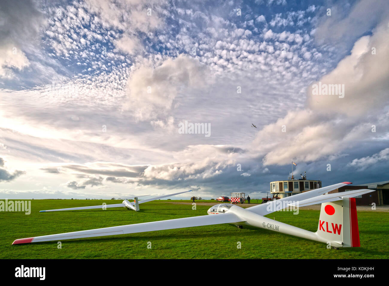 North Yorkshire, UK. 14th October, 2017. Gliders waiting to take off at The Yorkshire Gliding Club, Sutton bank, Thirsk, UK. Credit: John Potter/Alamy Live News Stock Photo