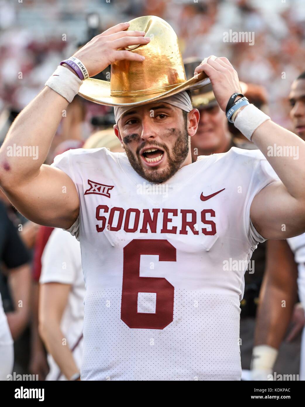 October 14, 2017:Oklahoma Sooners quarterback Baker Mayfield (6) celebrates  with the GOLDEN HAT trophy after the Red River Showdown NCAA Football game  between the University of Oklahoma Sooners and the University of