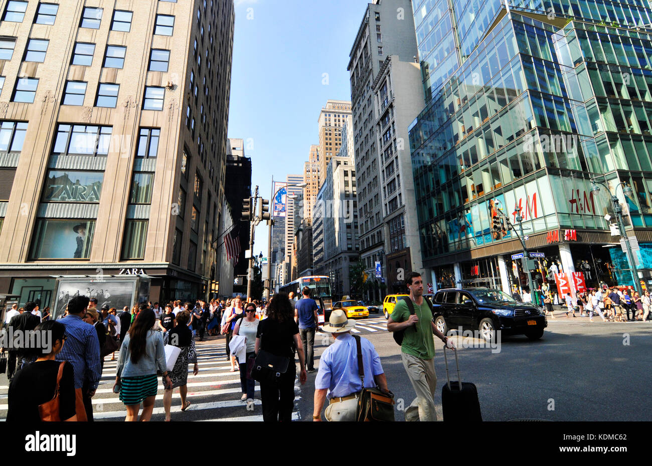 5th avenue new york shopping hi-res stock photography and images - Alamy