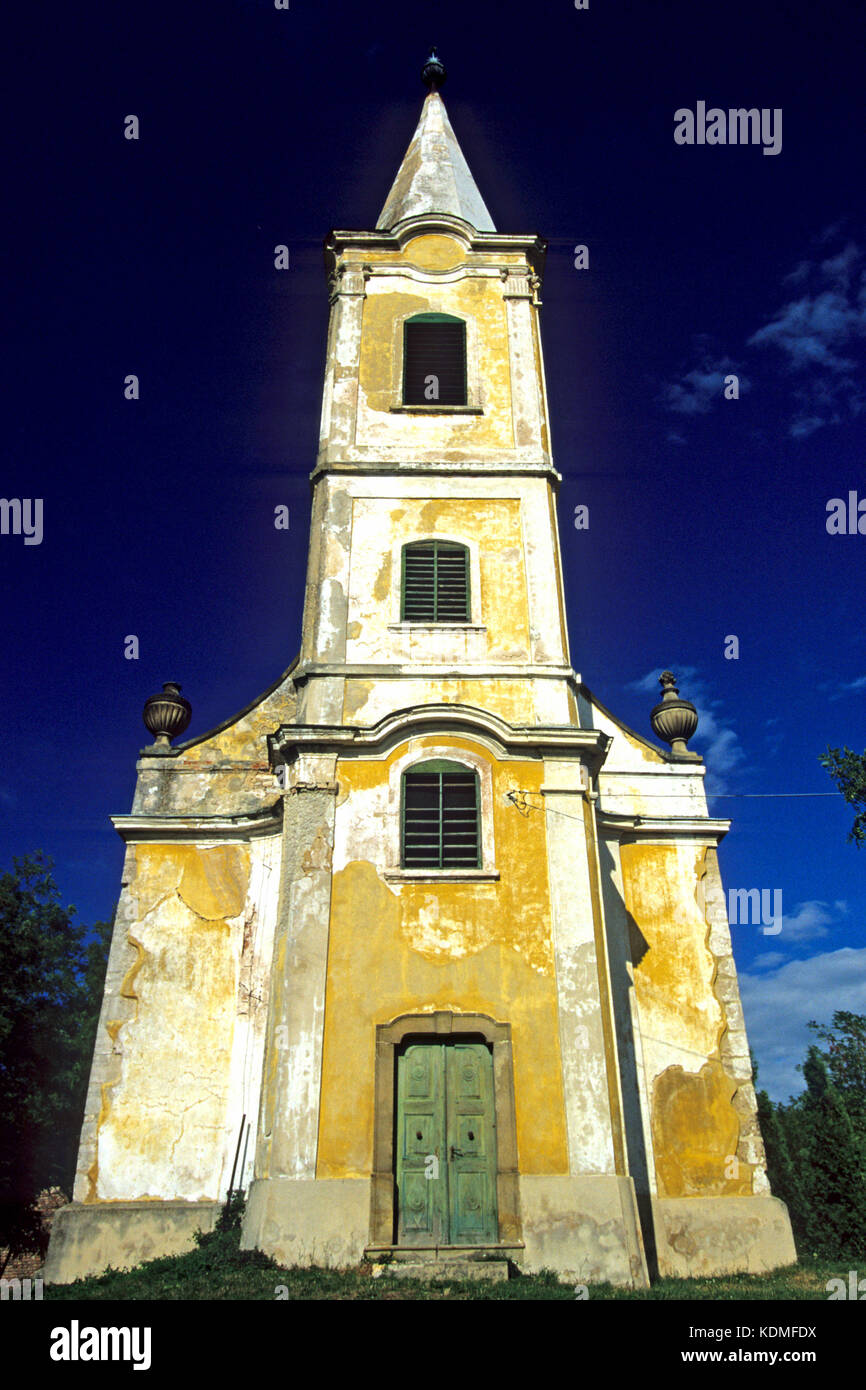 Ungarn, Balaton, Monoszlˆ im Kalbecken, Dorfkirche Stock Photo