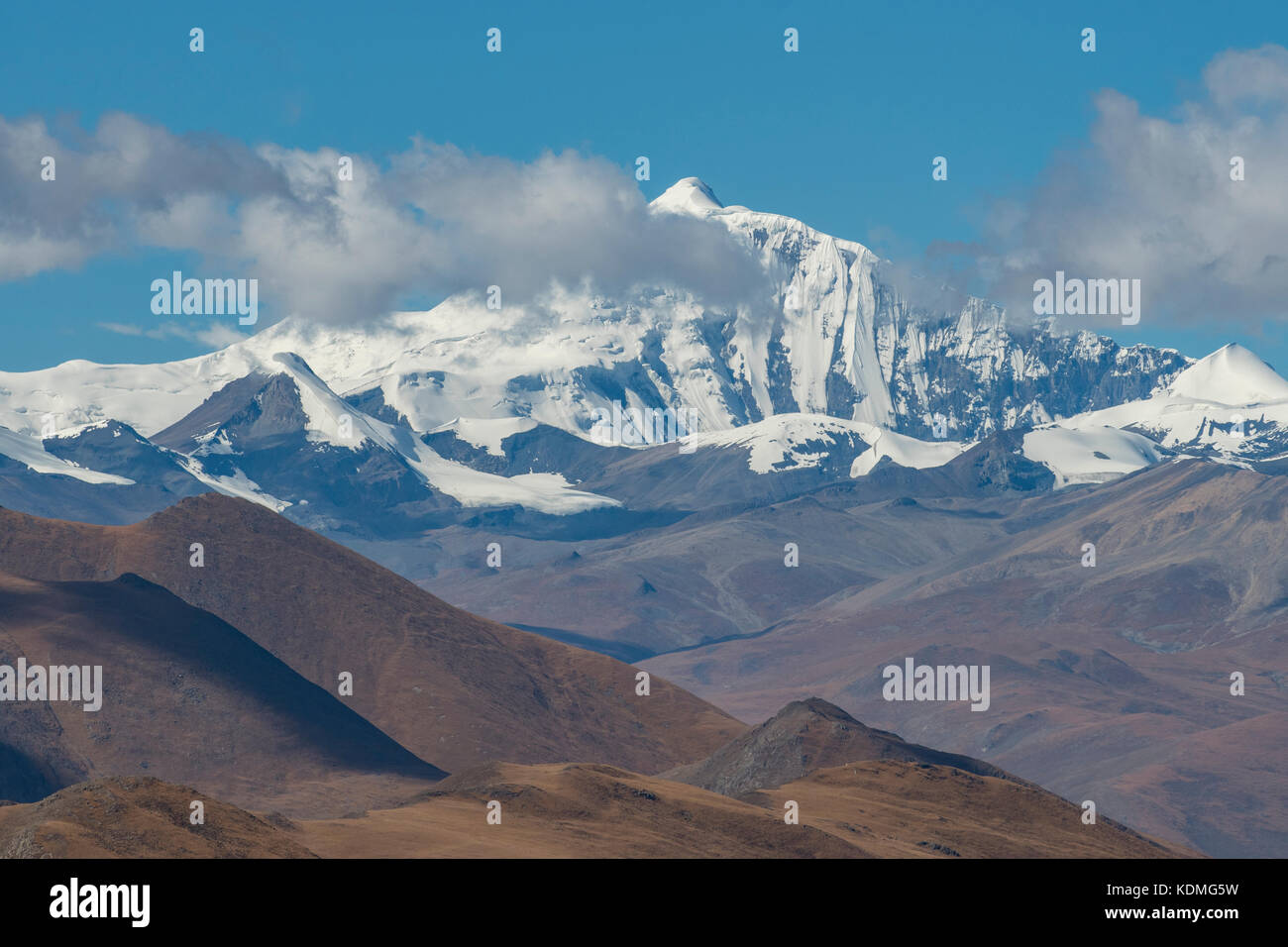 Noijin Kangsang Peak from Top of Gampa Pass, Shannan, Tibet, China Stock Photo