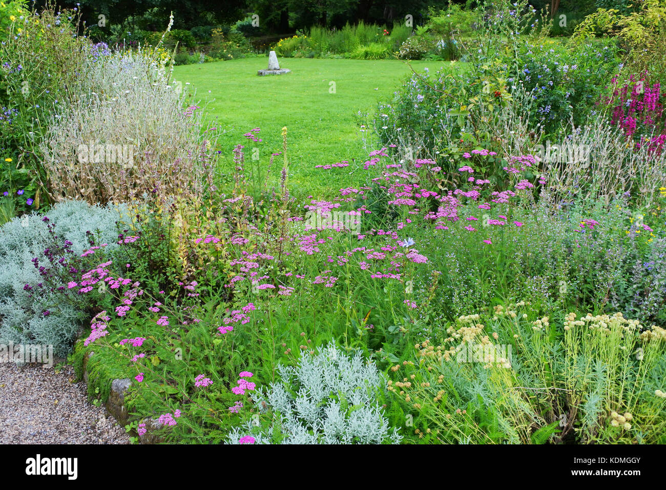 Herbaceous border pastel hi-res stock photography and images - Alamy