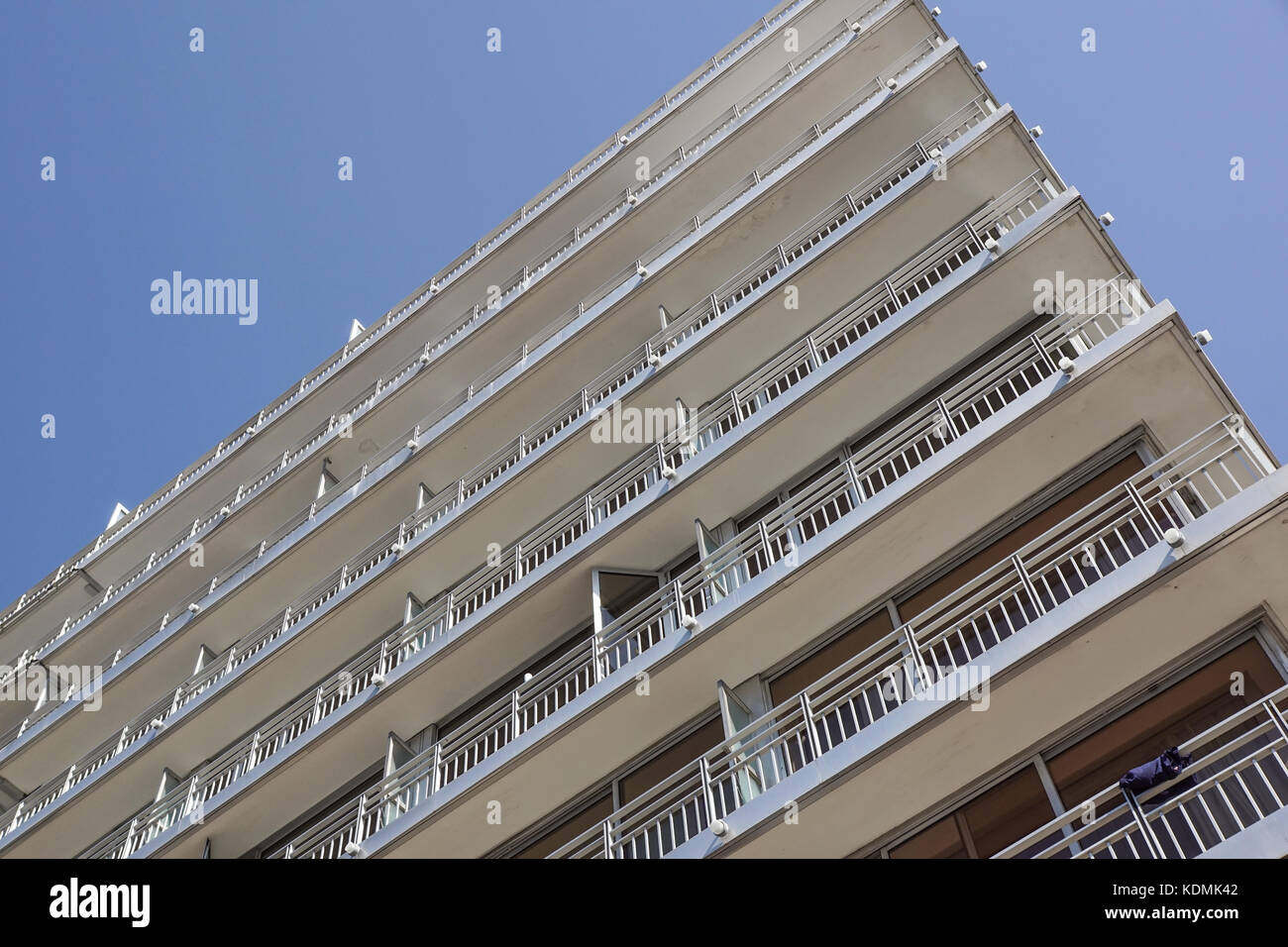 Modern white building hi-res stock photography and images - Alamy