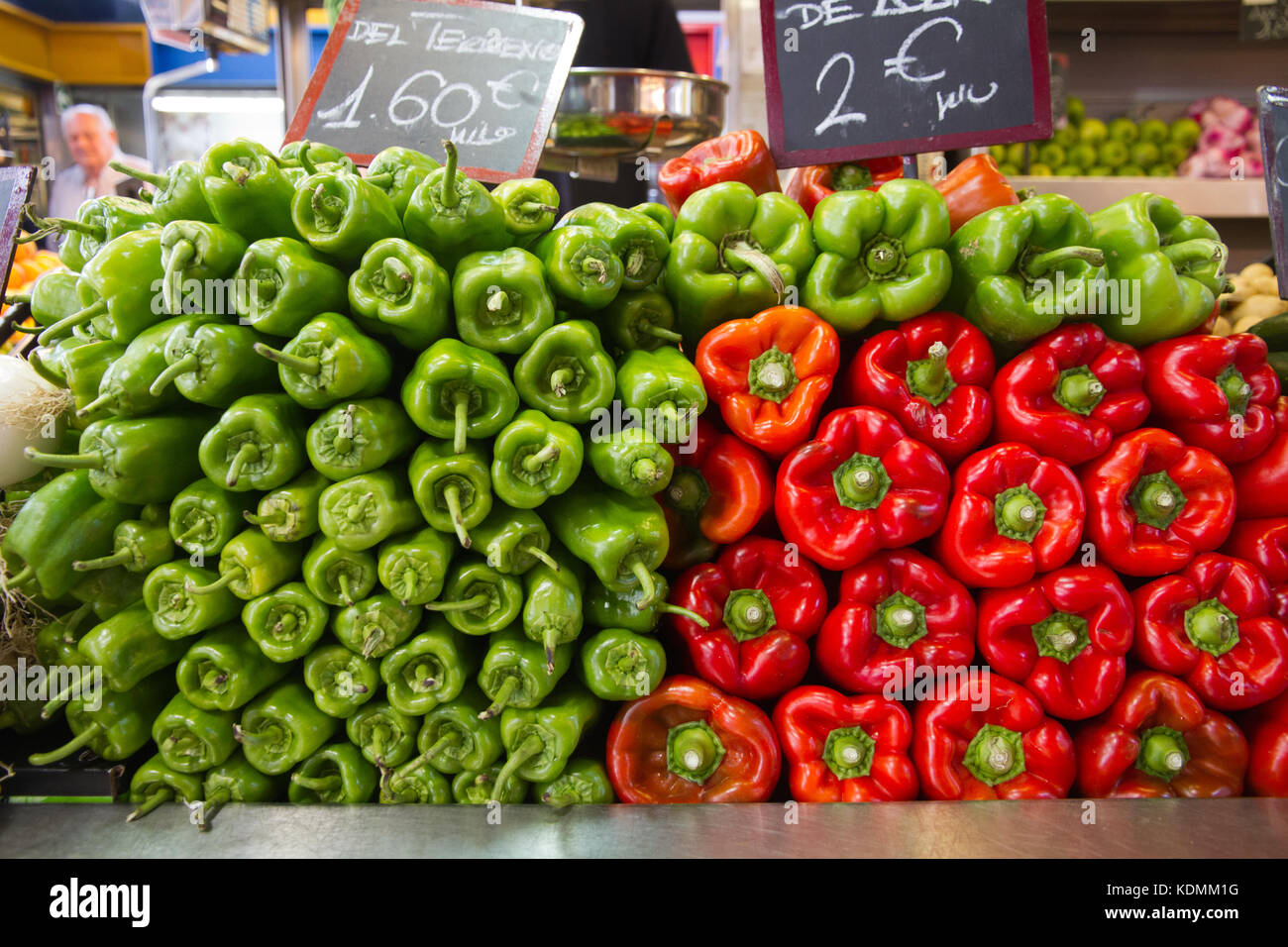 Fresh green and red peppers displayed an stall in market Stock Photo ...