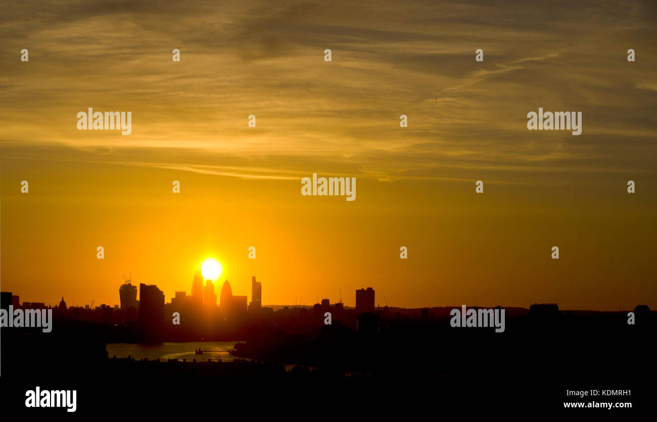 Downtown building with sun behind hi-res stock photography and images ...