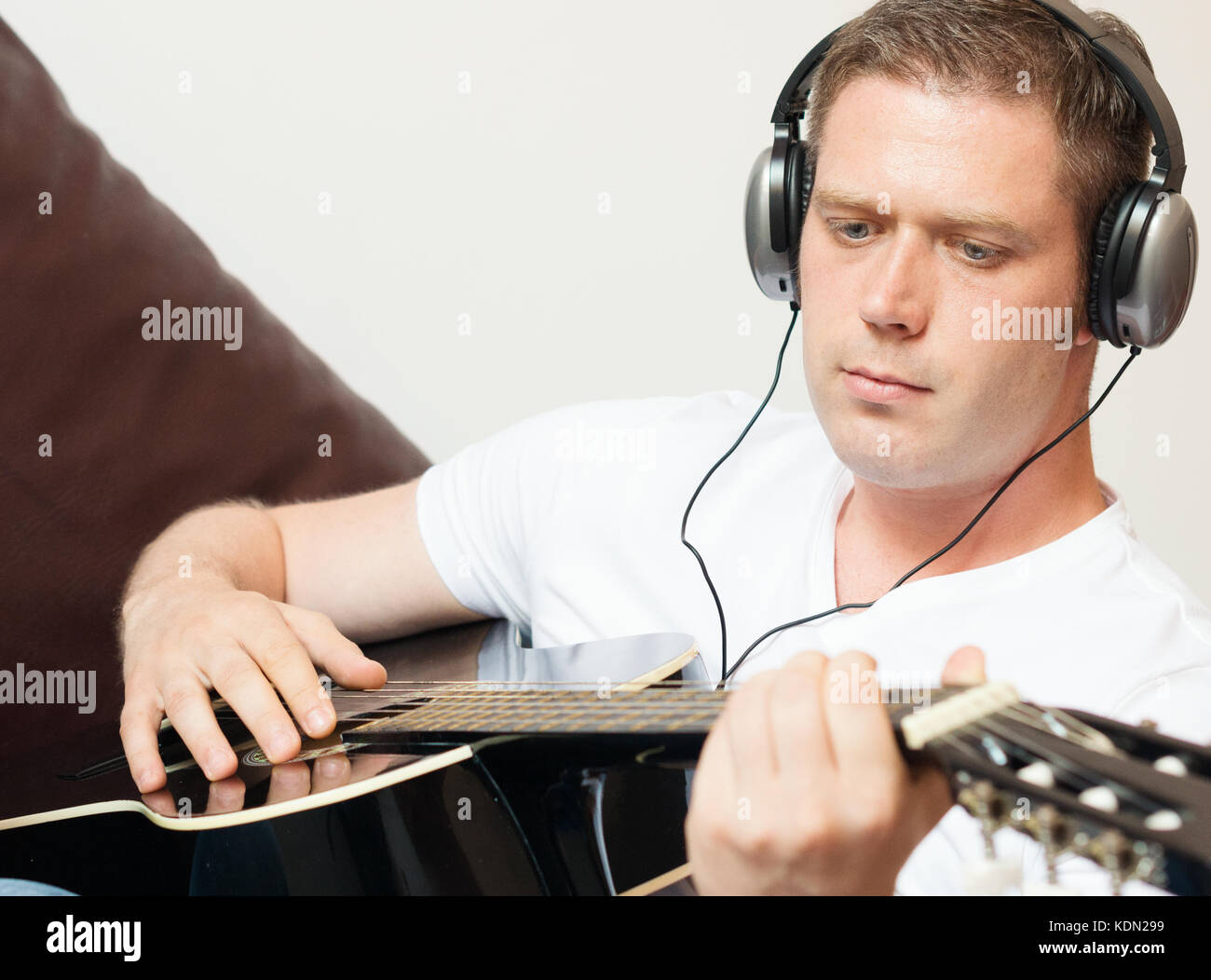 Acoustic guitar player sitting man hi-res stock photography and images ...