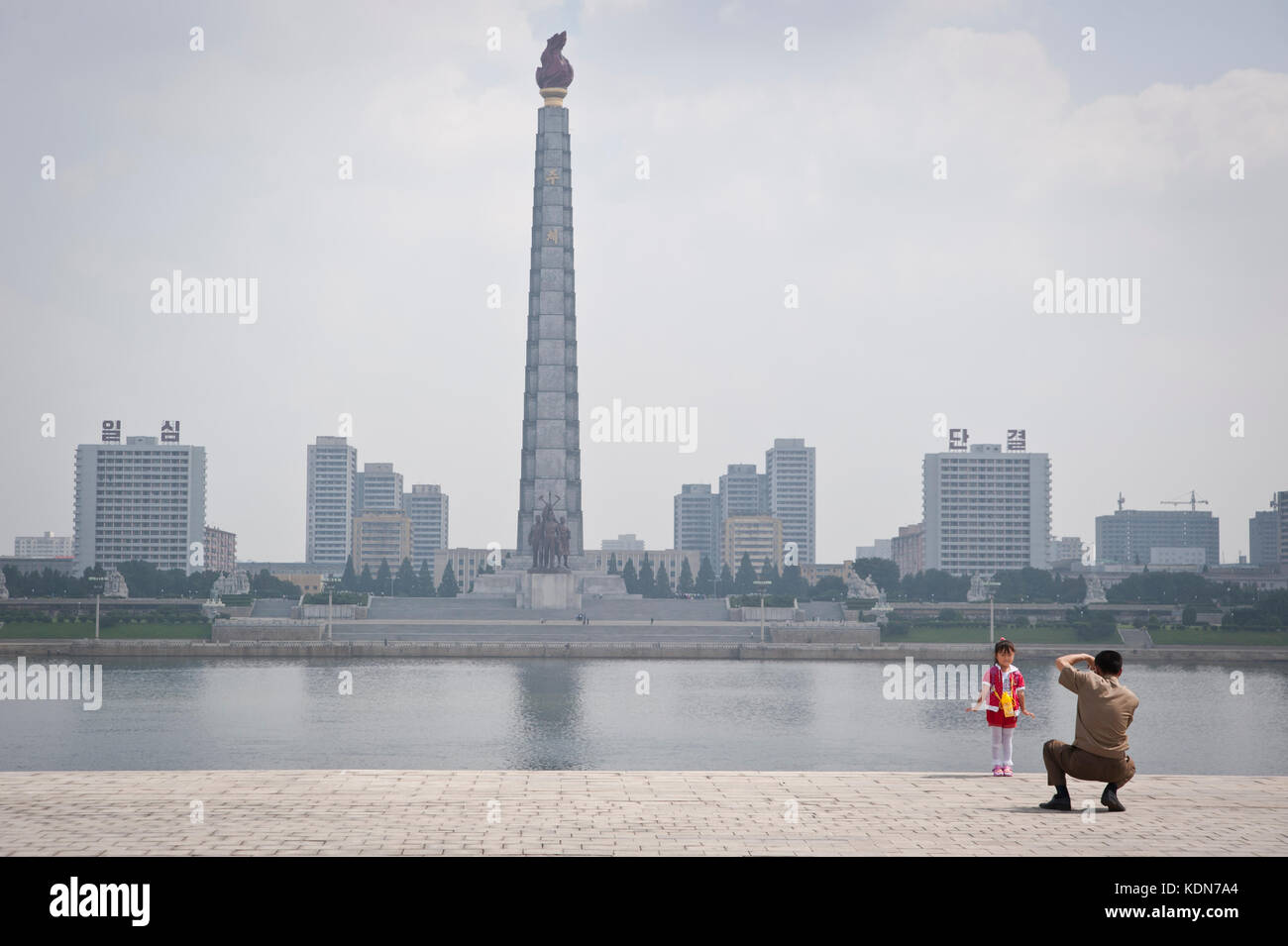 Petite fille qui pause devant la tour du Juché à Pyongyang le 9 octobre 2012. Little girl in front of the Juche tower in Pyongyang October 9, 2012 Stock Photo