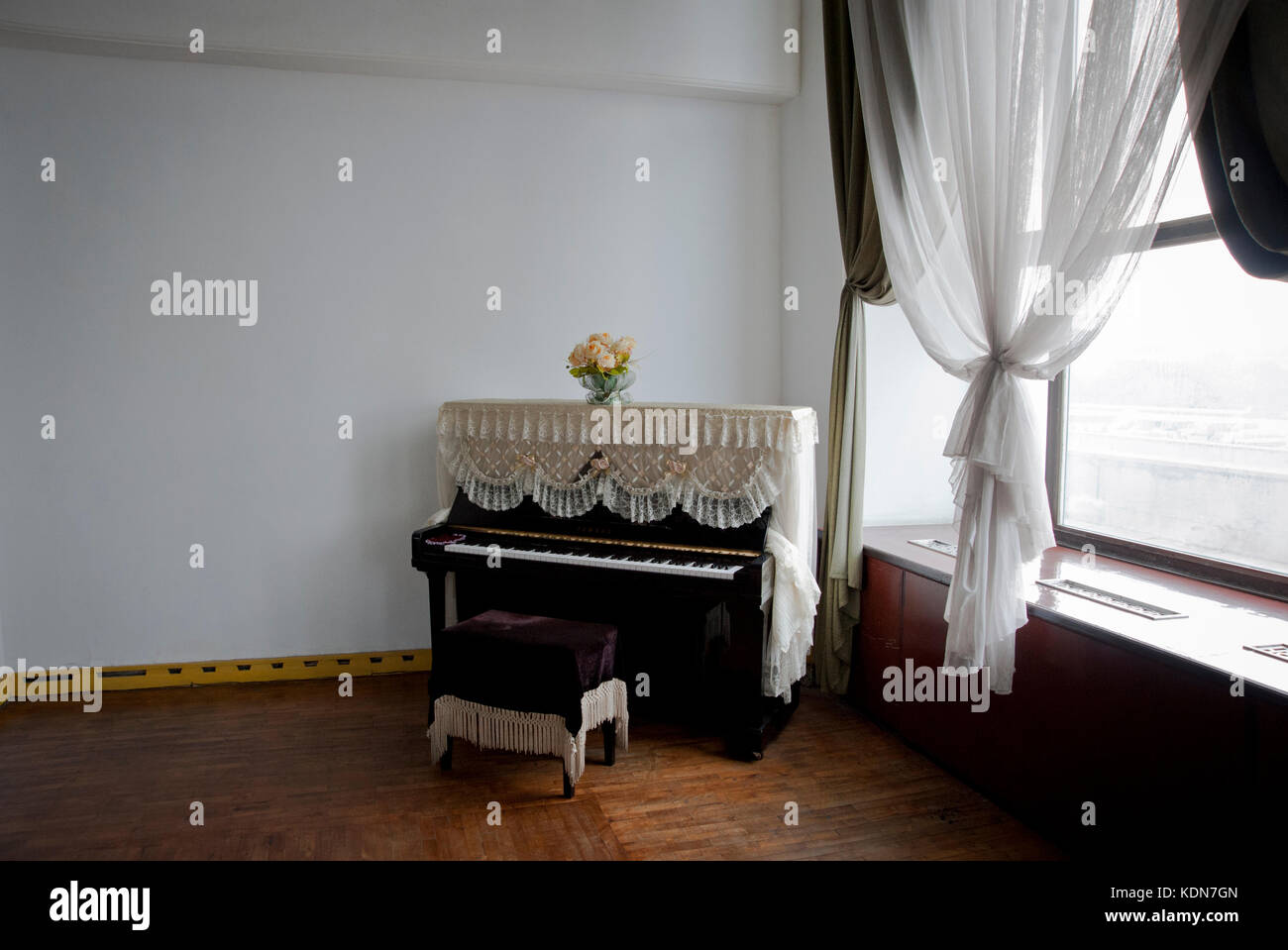 Le piano de la salle de répétition de danse classique au palais des enfants  de Pyongyang le 13 octobre 2012. The piano of the ballet rehearsal room i  Stock Photo - Alamy