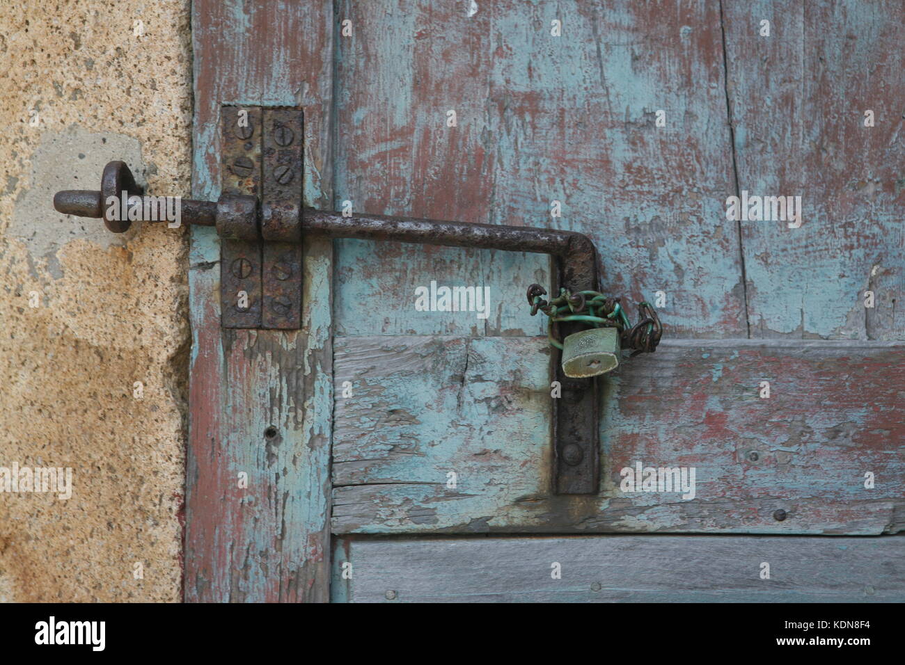 geschlosse Türe mit Riegel und kette verwittert - closed door with bolt and chain weathered Stock Photo