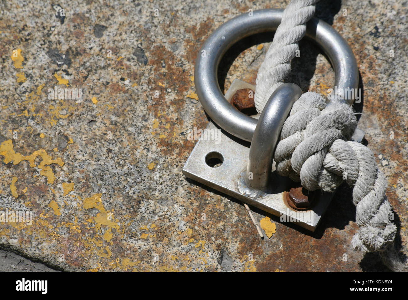 Eingetonierter Ring zur Sicherung von einer kette und einem Seil - ring for securing a chain and a rope Stock Photo