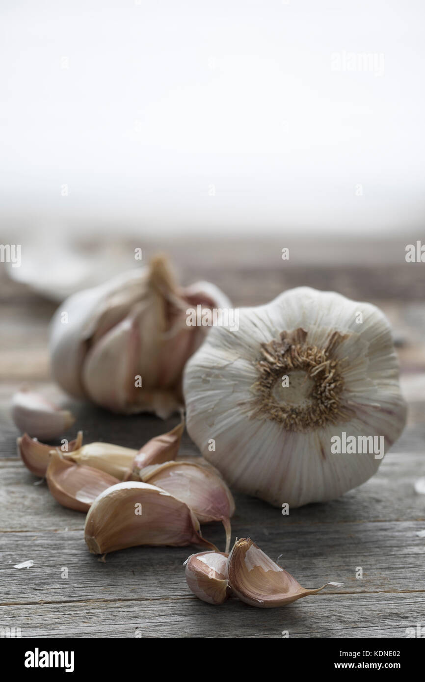 Garlic heads and cloves on wooden table with copy space Stock Photo - Alamy