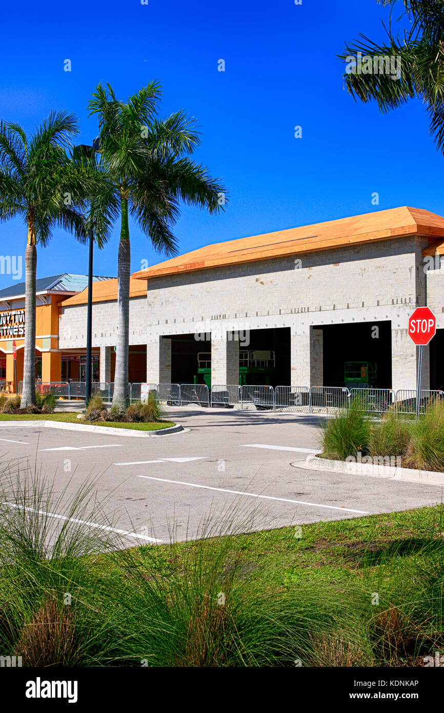 Outlets usa building exterior hi-res stock photography and images - Alamy