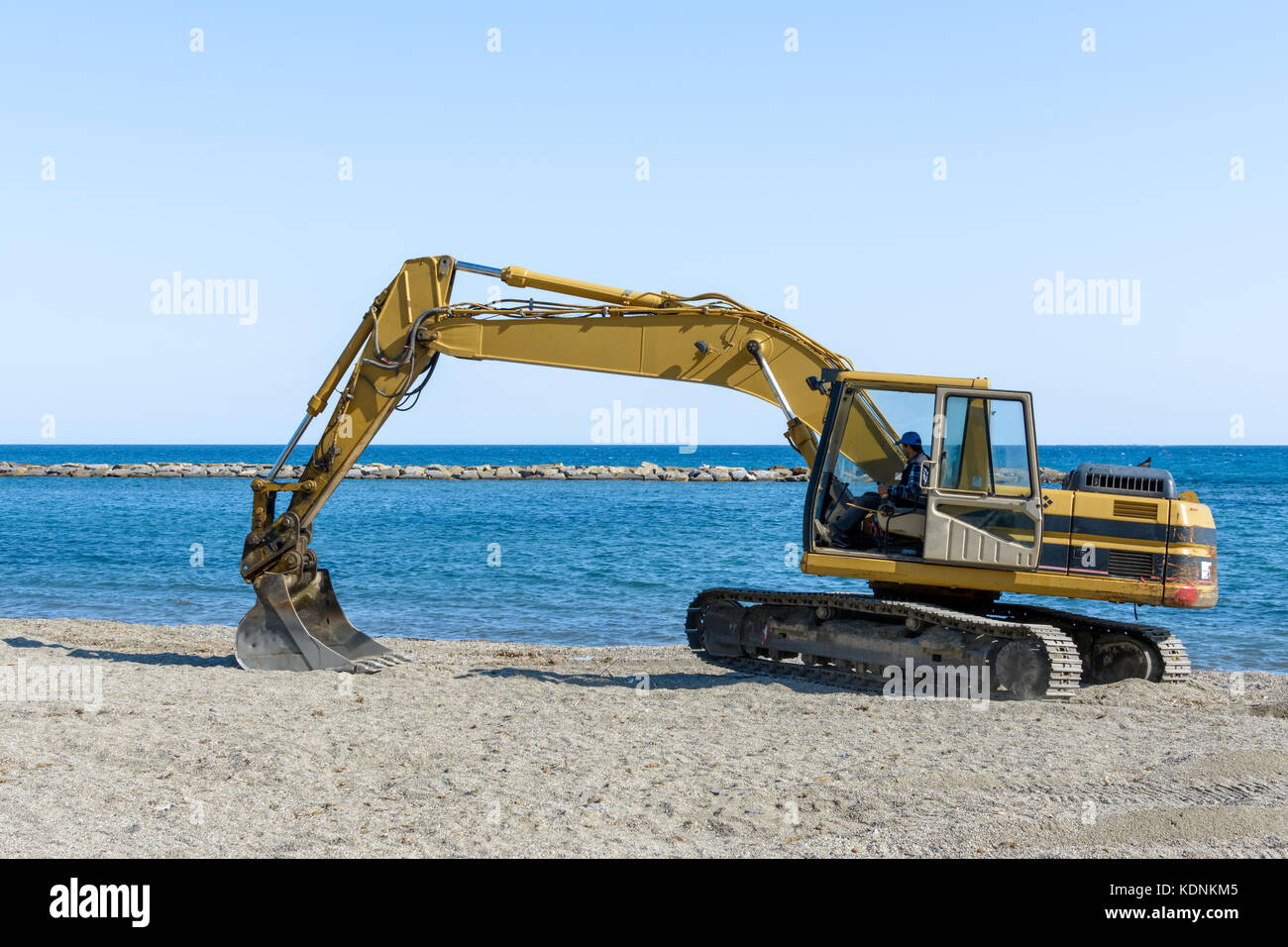 Excavator bulldozer beach hi-res stock photography and images - Alamy