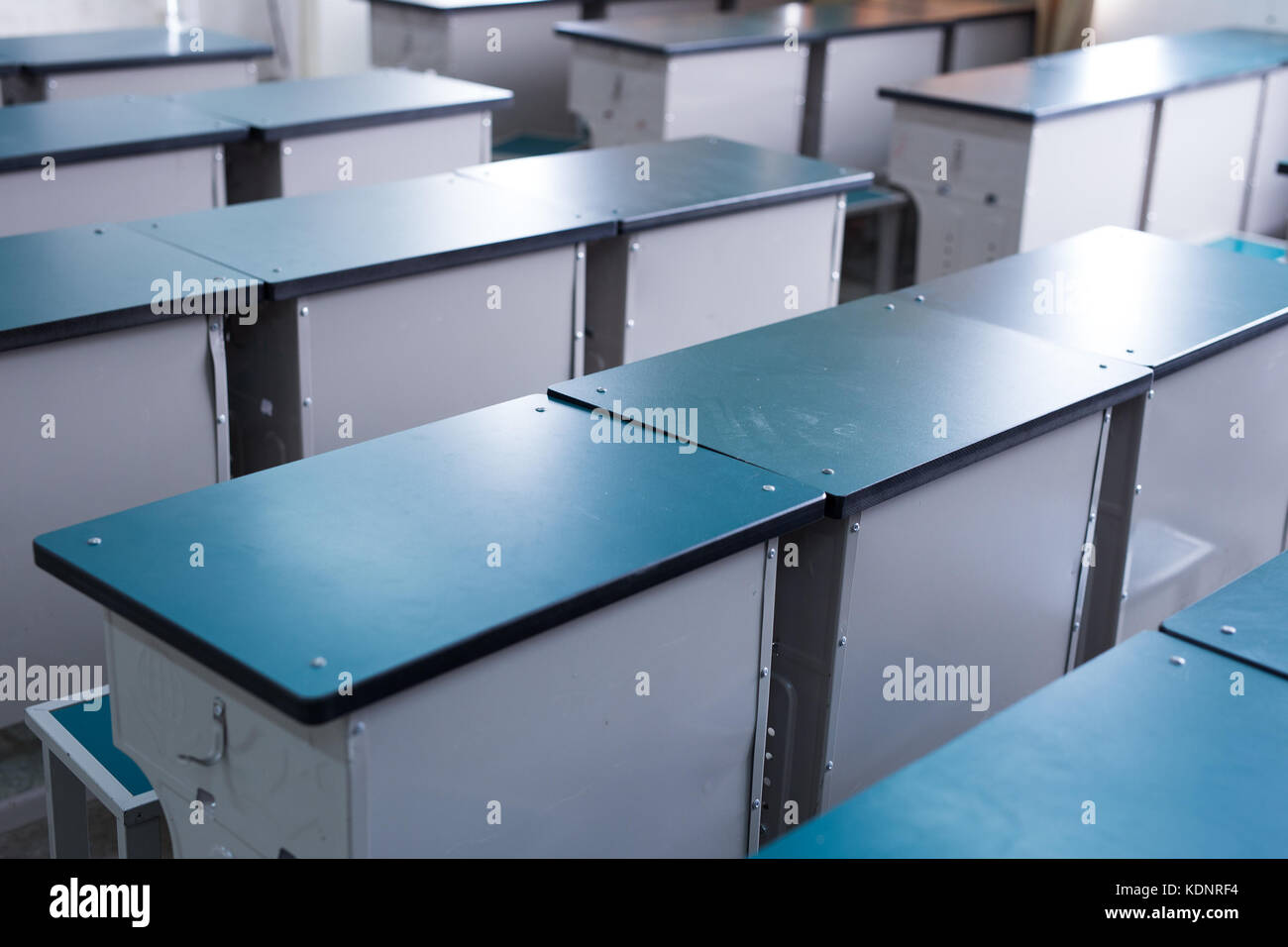 Row of empty school desks hi-res stock photography and images - Alamy