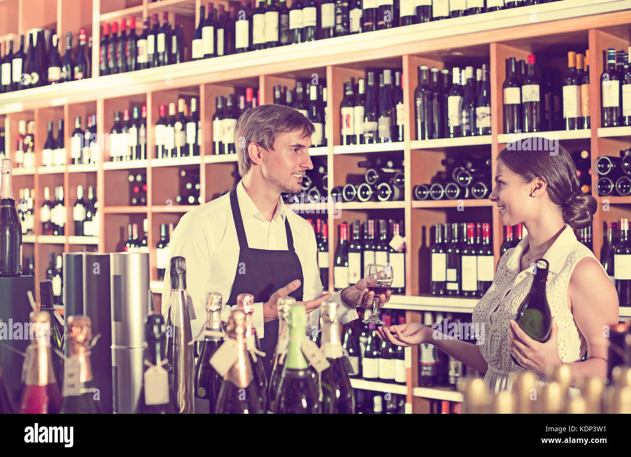 вин клиент. вино в супермаркете. винные магазины крутые. выбор вина. девушка в алкогольном магазине.