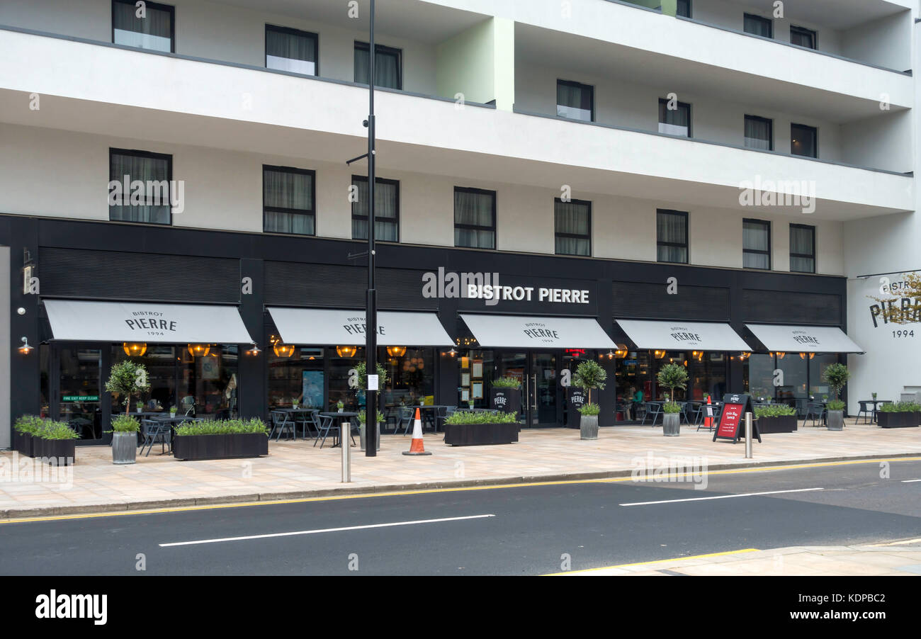 Café Bistrot Pierre, a chain operating since 1994, opened opposite the