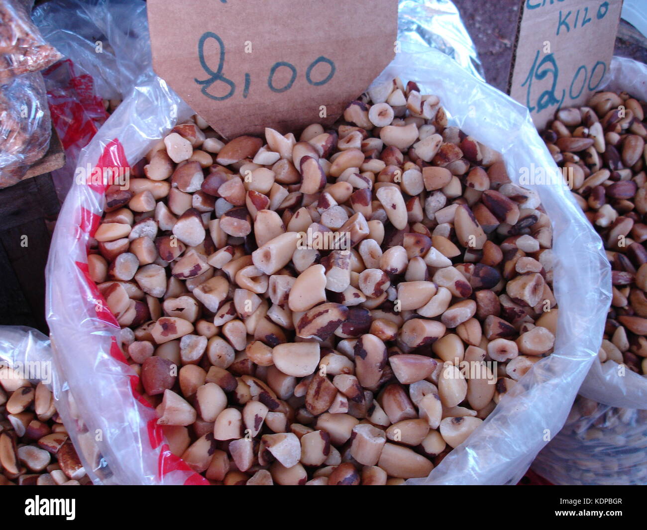 https://c8.alamy.com/comp/KDPBGR/large-bag-of-brazil-nuts-on-ssle-at-ver-o-peso-market-in-belem-brazil-KDPBGR.jpg
