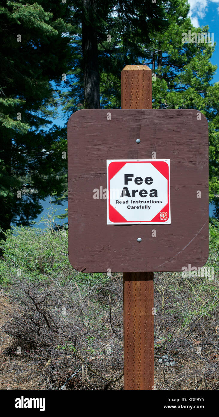 Near Pollock Pines, California, USA, 28 May 2017. US Forest sign indicating a fee area. Dams and lakes on Ice House Road, Eldorado National Forest, ar Stock Photo