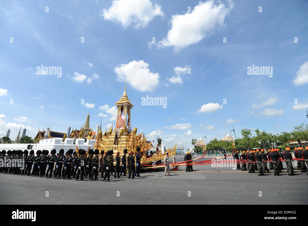 Bangkok, Thailand. 15th Oct, 2017. Soldiers and honour guard escort the royal chariot during the second rehearsal for the funeral of the late Thai King Bhumibol Adulyadej near the Grand Palace in Bangkok, Thailand, Oct. 15, 2017. The royal funeral for King Bhumibol Adulyadej is scheduled from Oct. 25 to 29. Credit: Rachen Sageamsak/Xinhua/Alamy Live News Stock Photo