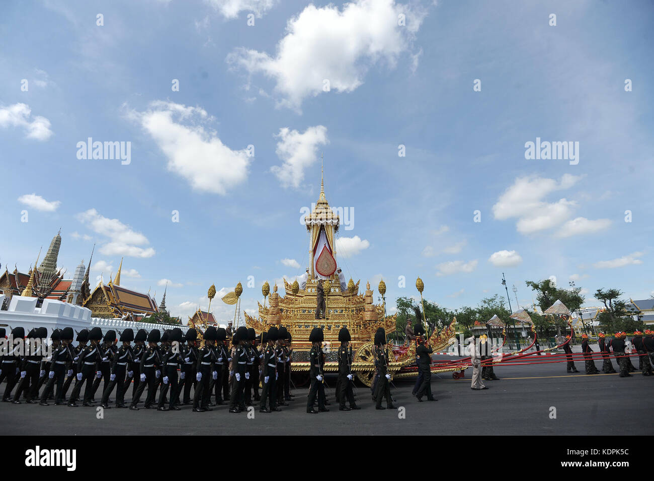 Bangkok, Thailand. 15th Oct, 2017. Honour guard escort the royal chariot during the second rehearsal for the funeral of the late Thai King Bhumibol Adulyadej near the Grand Palace in Bangkok, Thailand, Oct. 15, 2017. The royal funeral for King Bhumibol Adulyadej is scheduled from Oct. 25 to 29. Credit: Rachen Sageamsak/Xinhua/Alamy Live News Stock Photo