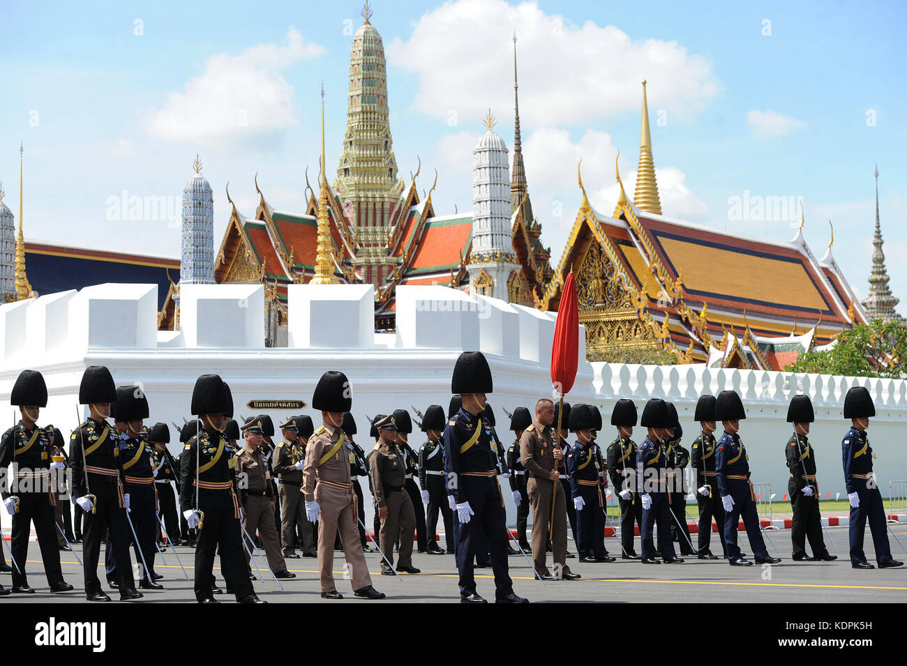 Bangkok, Thailand. 15th Oct, 2017. Honour guard attend the second rehearsal for the funeral of the late Thai King Bhumibol Adulyadej near the Grand Palace in Bangkok, Thailand, Oct. 15, 2017. The royal funeral for King Bhumibol Adulyadej is scheduled from Oct. 25 to 29. Credit: Rachen Sageamsak/Xinhua/Alamy Live News Stock Photo