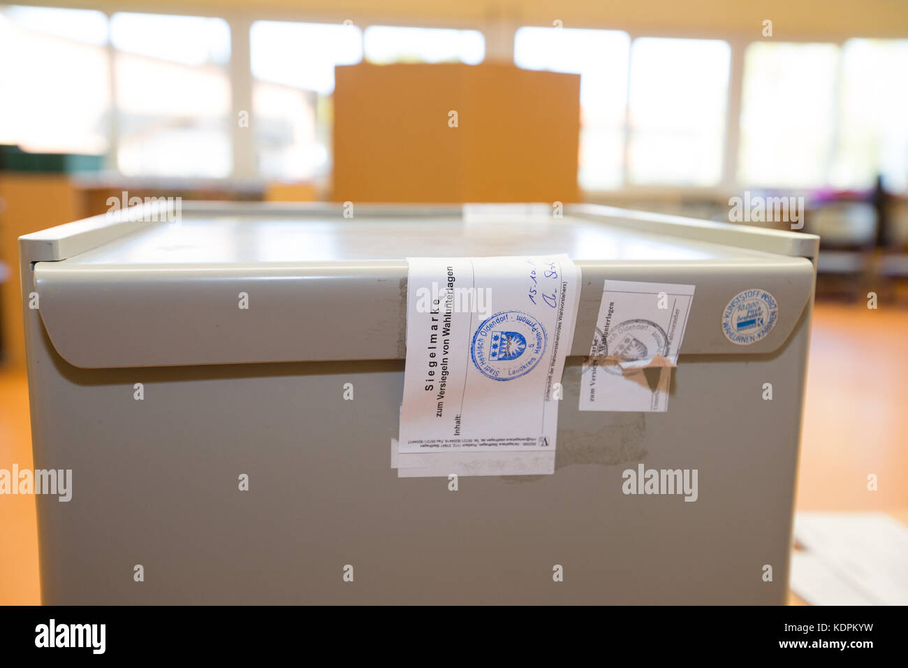 Hanover, Germany. 15th Oct, 2017. At the Fischbeck primary school, a seal sticks to a ballot box for the regional elections in Lower Saxony in Hessisch Oldendorf, Germany, 15 October 2017. Credit: dpa picture alliance/Alamy Live News Stock Photo