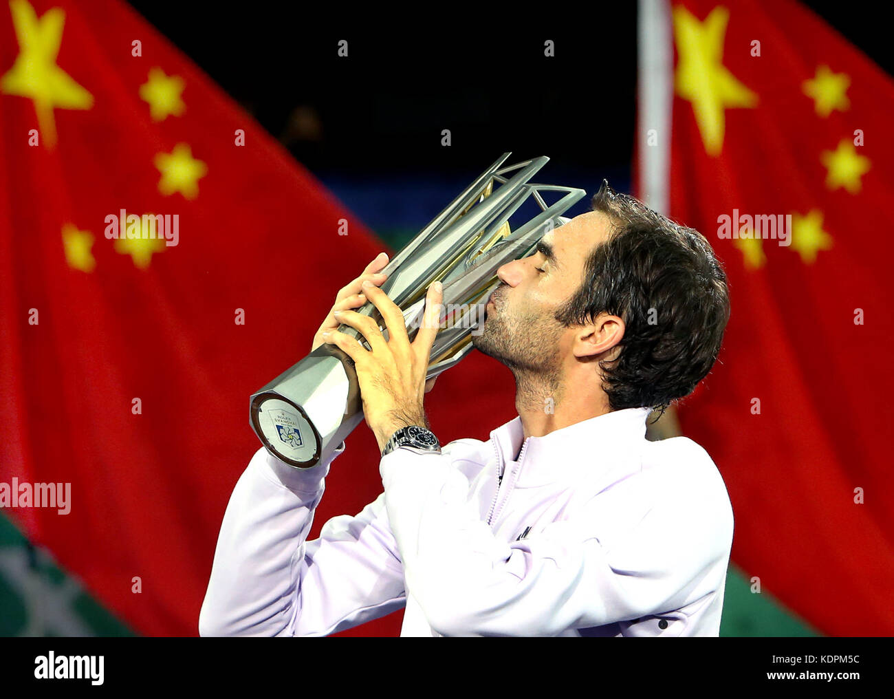 Shanghai, China. 15th Oct, 2017. Roger Federer of Switzerland kisses the trophy after winning the singles final match against Rafael Nadal of Spain at 2017 ATP Shanghai Masters tennis tournament in Shanghai, east China, on Oct. 15, 2017. Credit: Fan Jun/Xinhua/Alamy Live News Stock Photo