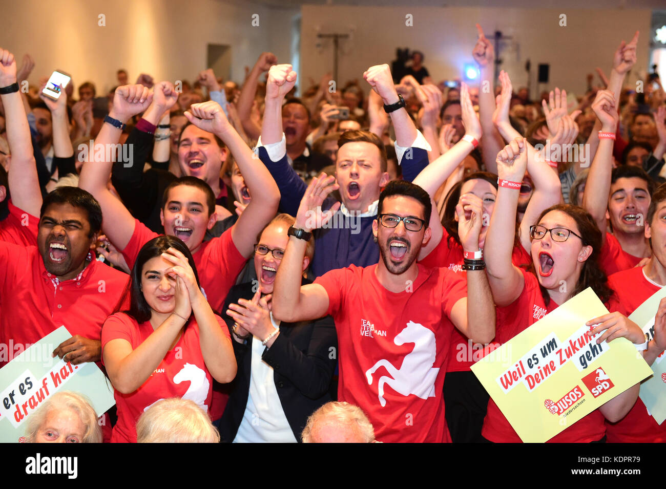норвежская oktoberfest. голландия пиво девушки. Social democracy germany. Party germany. мюнхен фестиваль октоберфест.