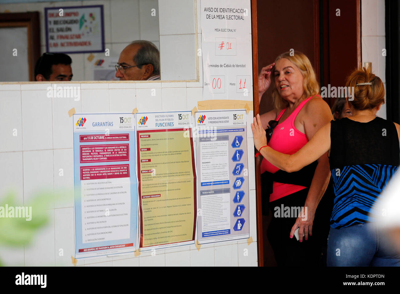Naguanagua, Carabobo, Venezuela. 15th Oct, 2017. October 15, 2017 - Naguanagua, Carabobo state, Venezuela - voters, enter the polling station to exercise their right to vote in gubernatorial elections. In Naguanagua, state Carabobo. (Credit Image: Juan Carlos Hernandez/ ZUMA wire. Credit: Juan Carlos Hernandez/ZUMA Wire/Alamy Live News Stock Photo