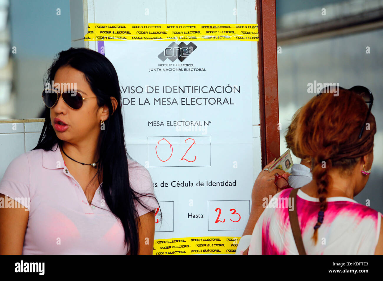 Naguanagua, Carabobo, Venezuela. 15th Oct, 2017. October 15, 2017 - Naguanagua, Carabobo state, Venezuela - voters, enter the polling station to exercise their right to vote in gubernatorial elections. In Naguanagua, state Carabobo. (Credit Image: Juan Carlos Hernandez/ ZUMA wire. Credit: Juan Carlos Hernandez/ZUMA Wire/Alamy Live News Stock Photo