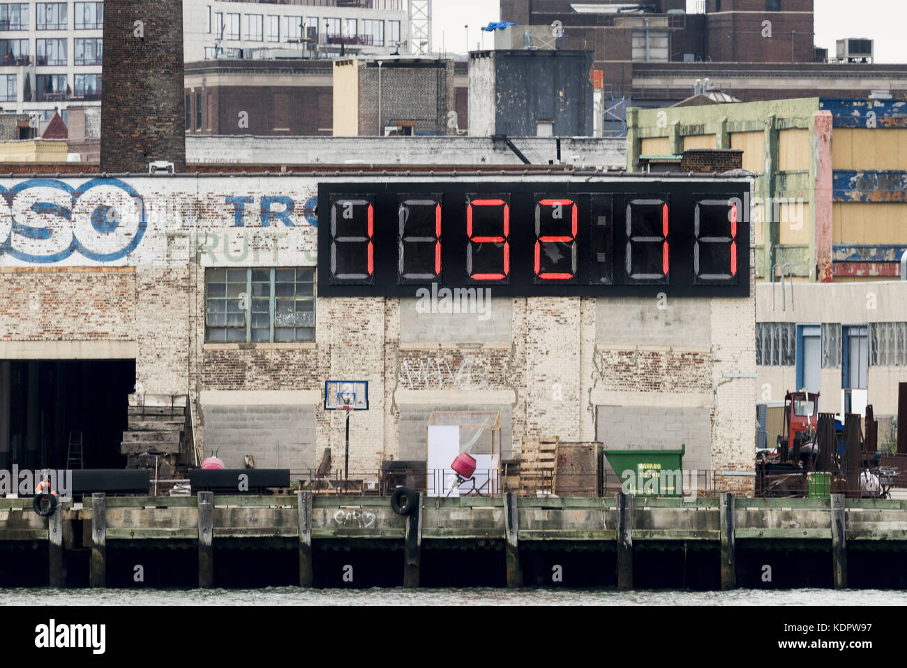 Queens, NY, USA. 15th Oct, 2017. Very large countdown clock showing the number of days and hours left until the next presidential inauguration on January 20, 2021. The clock is located in the Long Island City section of Queens in New York City facing the East River and Manhattan and is easily visible from a large part of the east side of Manhattan. Photo taken on October 15, 2017 which is, as shown in the photo, 1,192 days and 11 hours until the next presidential inauguration. Credit: Michael Brochstein/ZUMA Wire/Alamy Live News Stock Photo