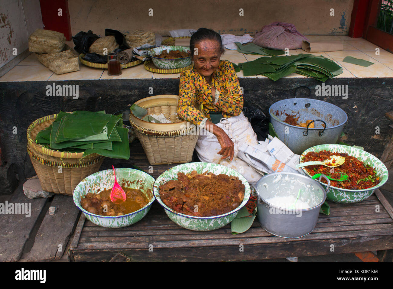 Indonesia, Java, Yogyakarta, Javanese woman selling gudeg on the street Stock Photo