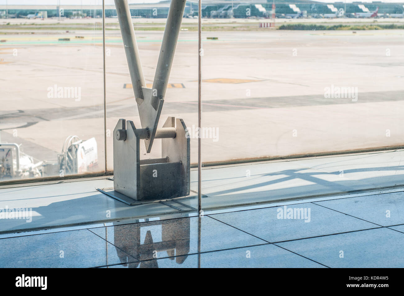 closeup view of the anchor structure, Barcelona Airport, terminal 2