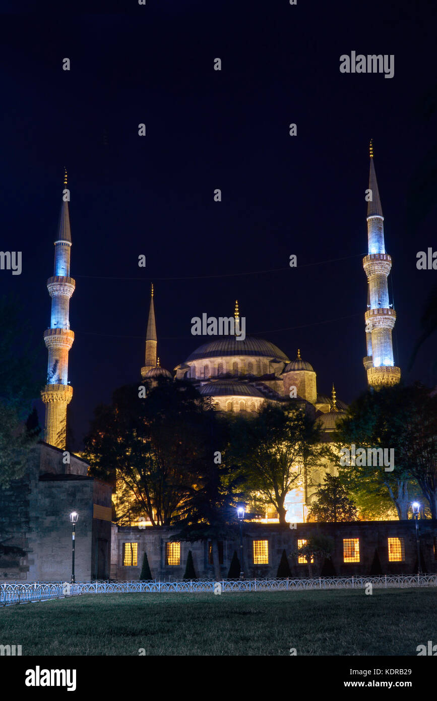 Exterior view of the Sultan Ahmed Mosque (Blue Mosque) at night ...