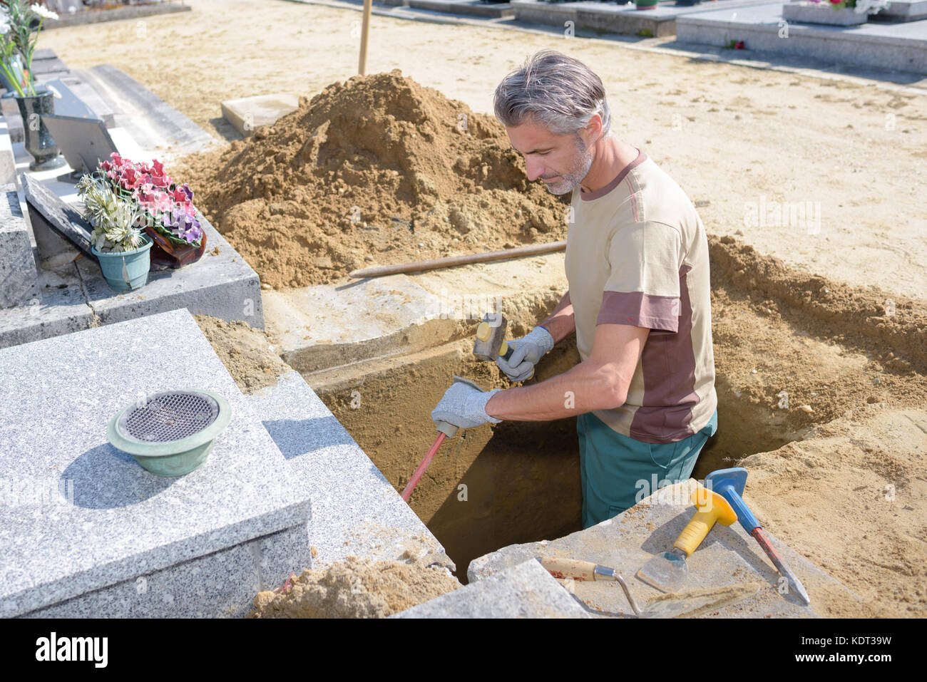 digging a grave Stock Photo Alamy