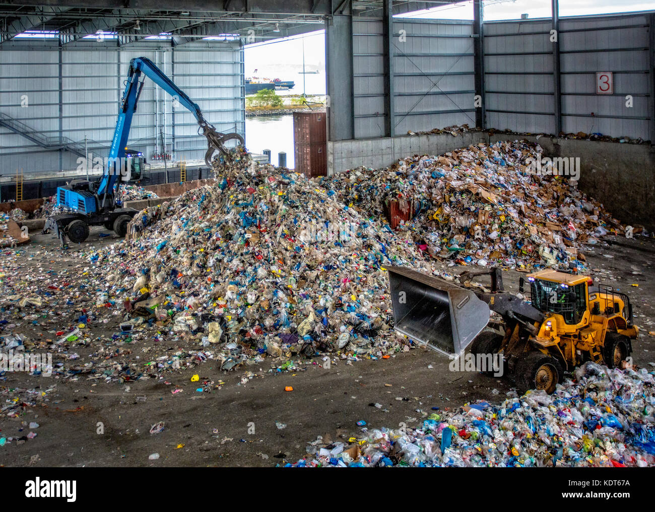 Plastics recycling plant hires stock photography and images Alamy