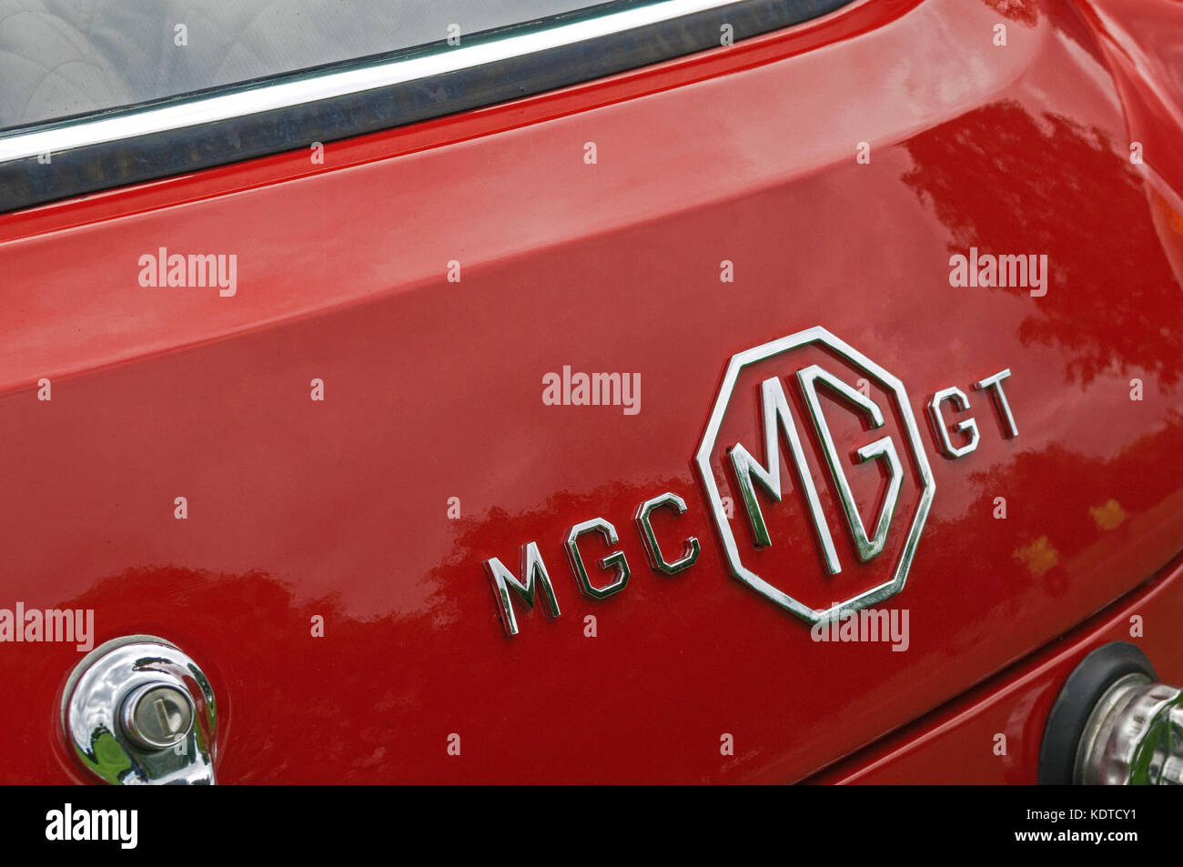 Antique car trunk hires stock photography and images Alamy