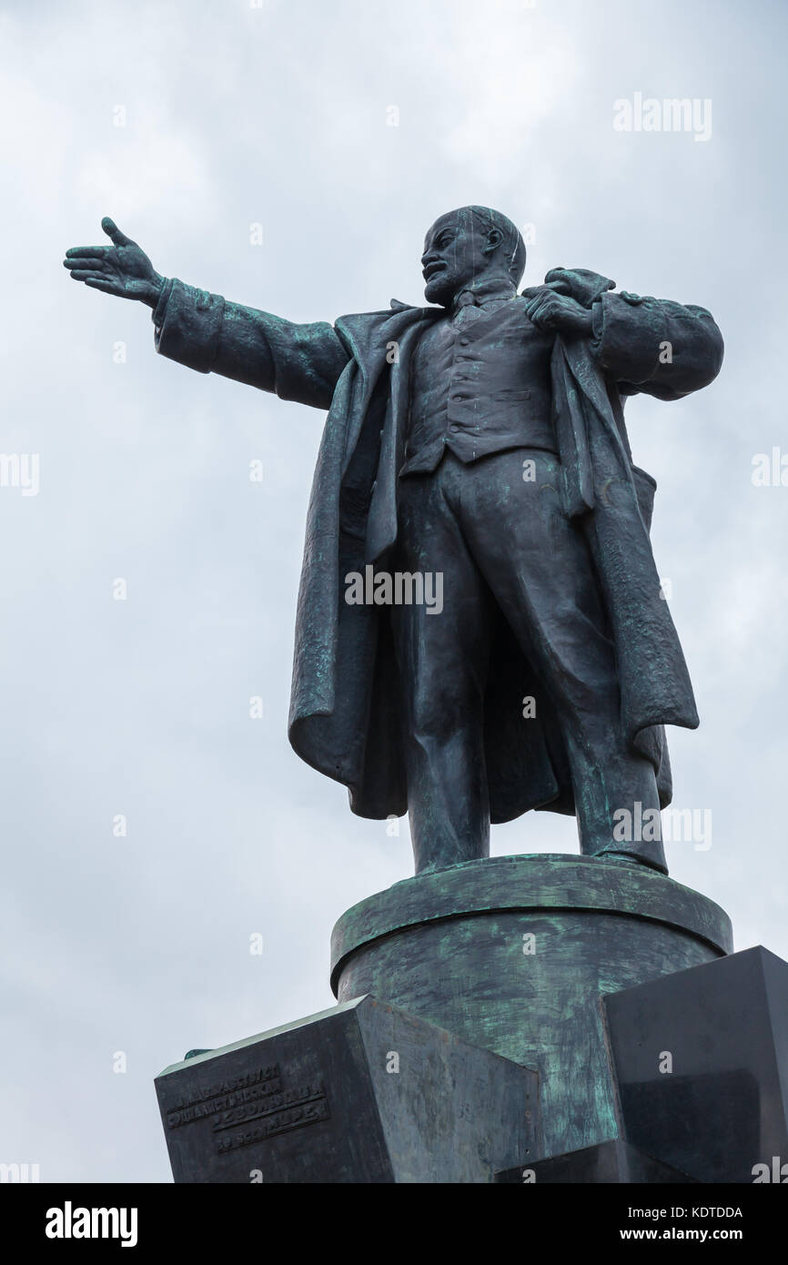 Monument to Vladimir Lenin installed at the Finland Railway Station in ...