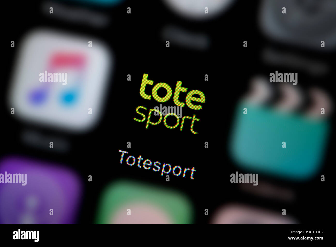 A close-up shot of the logo representing the Totesport app icon, as seen on the screen of a smart phone (Editorial use only) Stock Photo