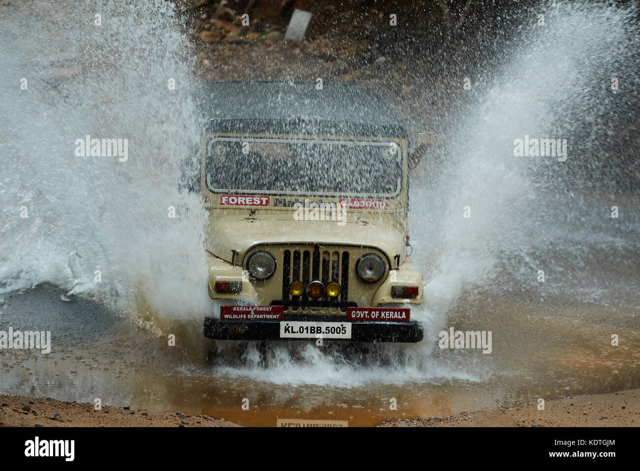 jeep speeding through the water Stock Photo Alamy