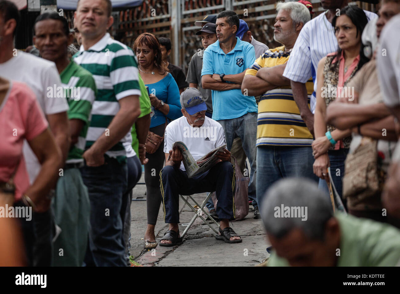 Miranda, Venezuela. 15th Oct, 2017. People wait for their turn to vote at a polling station in Miranda state, Venezuela, on Oct. 15, 2017. On Sunday, over 18 million Venezuelans are eligible to vote for 197 candidates running for the country's 23 governor posts. Credit: Boris Vergara/Xinhua/Alamy Live News Stock Photo
