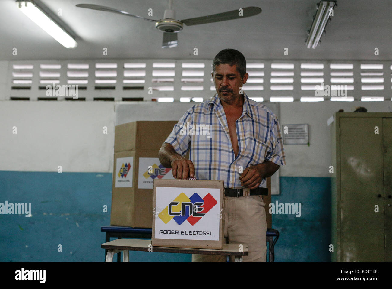 Miranda, Venezuela. 15th Oct, 2017. A man votes at a polling station in Miranda state, Venezuela, on Oct. 15, 2017. On Sunday, over 18 million Venezuelans are eligible to vote for 197 candidates running for the country's 23 governor posts. Credit: Boris Vergara/Xinhua/Alamy Live News Stock Photo